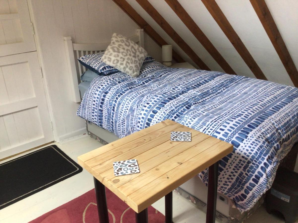 Cozy Camborne Studio Retreat With Two Single Beds Esterno foto